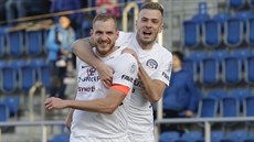 Fotbalisté Slovácka Vlastimil Daníček a Stanislav Hofmann slaví gól v zápase s...