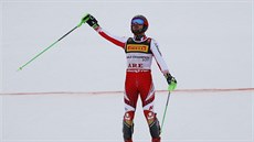 Rakuan Marcel Hirscher oslavuje svj triumf ve slalomu bhem mistrovství svta...
