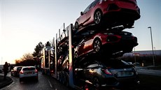 Nákladní v�z odvá�í nov� vyrobené Hondy Civic z fabriky v britském Swindonu.