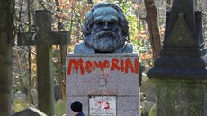 Pomník Karla Marxe v Londýn poniili vandalové. (18. února 2019)