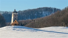 Jednu z mála staveb v sedle Zbojská je devná rozhledna, ze které lze...