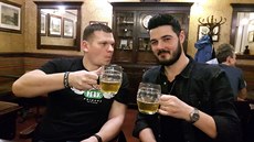 Filip Jaro�evský (vpravo) se lou�í se �svým� podnikem.