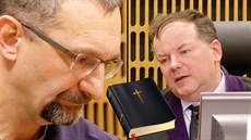 Soudce Krytof Nový (vpravo) propustil odsouzeného lékae Pavla Brejlu z...