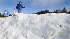 V Krkonoších i Jizerských horách leží na mnoha místech dva i více metrů sněhu....