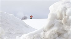 V Krkonoších i Jizerských horách leží na mnoha místech dva i více metrů sněhu....