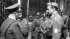 Adolf Hitler hovoí s nmeckým polním marálem Wilhelmem Keitelem a finským...