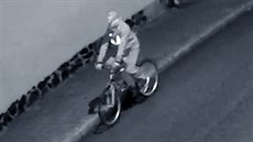 Cyklista, který okradl enu v praské ulici Na pin.