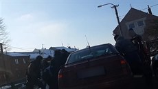 Dealera drog se zákazem ízení policisté pi zatení vytáhli z auta