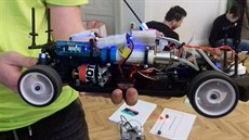 Studenti dínské prmyslovky pedvádí auto na vodíkový pohon