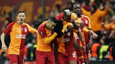 Fotbalisté Galatasaraye slaví vstelenou branku v domácím duelu Evropské ligy...