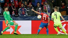 Dani Olmo, záloník Dinama Záheb, stílí gól v úvodním utkání vyazovací fáze...
