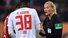 N�mecká rozhod�í Bibiana Steinhausová v akci b�hem bundesligového utkání mezi...