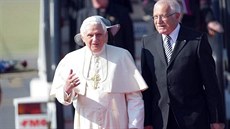 Papee Benedikta XVI. pivítal v esku na letiti ve staré Ruzyni prezident...