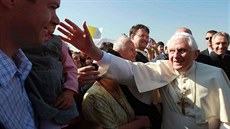 Pape Benedikt XVI. se zdraví s desítkami lidí, kteí ho vítají na letiti v...
