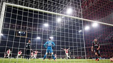 Fotbalisté Ajaxu Amsterdam slaví, hrái Realu Madcrid mají hlavy dole...