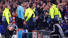 Slovinský rozhodí Damir Skomina sleduje videozáznam ze situace, kdy Nicolas...