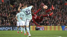 Liverpoolský Naby Keita stílí pes hlavu v utkání osmifinále Ligy mistr proti...