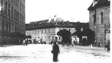 Snímek z roku 1915 zachycuje pestavbu budovy bývalé vznice, která v centru...