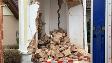 Kamion narazil v Hostivické ulici v Praze do tamní kapliky. (12. 2. 2019)