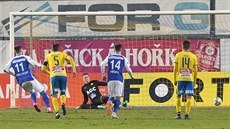 Nikolaj Komlienko (vlevo) z Mladé Boleslavi pekonává z penalty teplického...