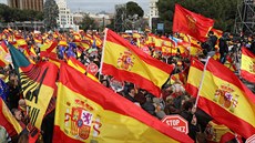 panlé protestují v centru Madridu proti levicové vlád Pedra Sáncheze. (10....