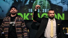 Vlevo je slovenský bijec MMA Attila Végh, vpravo eský Karlos Vémola na tiskové...