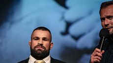 Vpravo stojí promotér organizace Oktagon MMA Ondej Novotný, vlevo je Karlos...