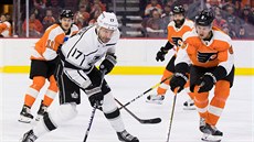 Ruský útoník Ilja Kovaluk v dresu Los Angeles Kings stílí mezi protihrái z...