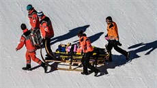 Skokanka na lyžích Zdenka Pešatová skončila v Oberstdorfu po pádu na nosítkách.