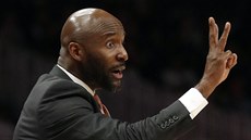 Lloyd Pierce, trenér Atlanty, signalizuje akci.