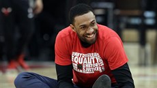 Jabari Parker z Washingtonu se protahuje ped zápasem s Chicagem.