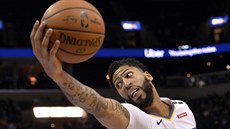 Anthony Davis (23) z New Orleans doskoil ped Brunem Caboclem (5) z Memphisu.