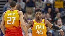 Rudy Gobert (vlevo) a Donovan Mitchell z Utahu se radují z povedené akce.