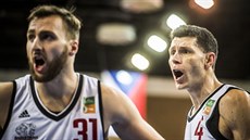 Nymburtí basketbalisté Martin Kí (vlevo) a Petr Benda se diví.