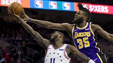 Reggie Bullock (vpravo) z LA Lakers blokuje Jamese Ennise III. z Philadelphie.