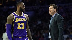 LeBron James z LA Lakers a jeho trenér Luke Walton