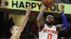 Kadeem Allen (0) z New Yorku stílí pes clevelandského Nika Stauskase.