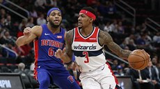 Bradley Beal (3) z Washingtonu útoí kolem Bruce Browna (6) z Detroitu.