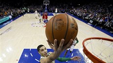 Jayson Tatum z Bostonu donáí mí do koe Philadelphie.