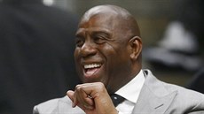 Magic Johnson, prezident Los Angeles Lakers, sleduje zápas svého týmu v Atlant.