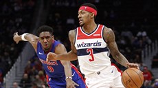 Bradley Beal (vpravo) z Washingtonu úto�í v zápase s Detroitem kolem Langstona...