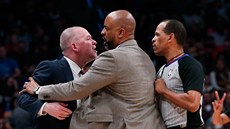 Denverský trenér Mike Malone (vlevo) se zlobí na rozhod�ího Erika Lewise....
