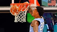 John Collins z amerického týmu smeuje v exhibici mladých hvzd NBA.