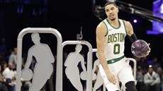 Jayson Tatum z Bostonu pi slalomu kolem Jerry West v rámci Skills Challenge.