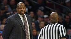 Patrick Ewing, trenér Georgetownu, hovoí s rozhodím.
