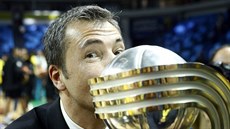 Luca Banchi, trenér AEK Atény, líbá trofej pro vítěze Interkontinentálního...