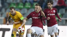 Branislav Miloevi (vlevo) z Dukly dává gól proti Spart, brání ho Dominik...