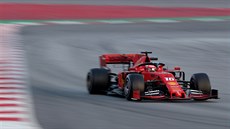 Charles Leclerc z Ferrari pi testech v Barcelon.