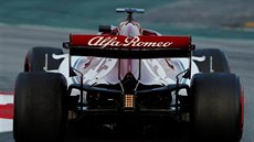 Vz stáje Alfa Romeo pi testech v Barcelon.