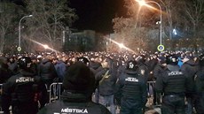 Policisté museli p�ed plze�ským fotbalovým stadionem zasáhnout proti fanou�k�m...